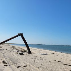 The Brigadune Inn - Old mast at the end of the beach. During low tide you can walk pretty far out into the bay on the sand bar.