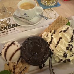 Restaurant Löwenbräu - Chocolate Cake with Ice Cream