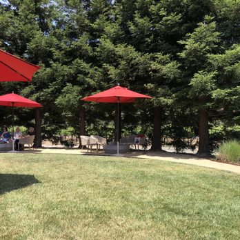 Mauritson Wines - Lawn tasting area - Wineries Near Me - Healdsburg, California Mauritson Wines - Lawn tasting area - Wineries Near Me - Healdsburg, California