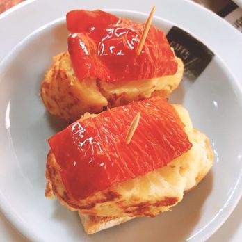 El Madroño - Free tapa - red pepper, spanish omlette, on top of bread. - Bars Near Me - Madrid, M