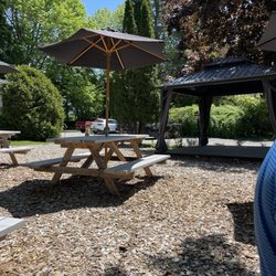 Homeport Inn and Tavern - Picnic tables and music area