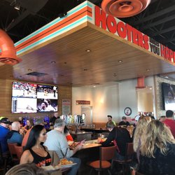 Hooters - Bar scene!!