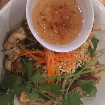 Mai Lee - Spicy chicken noodle bowl- bun - Vietnamese Near Me - Saint Louis, Missouri