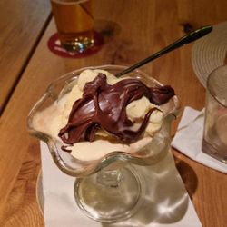 Schweinske - Zwei Kugeln Vanille Eis mit Nutella und Baileys als Vanillesoßen Ersatz. Sonderwunsch.