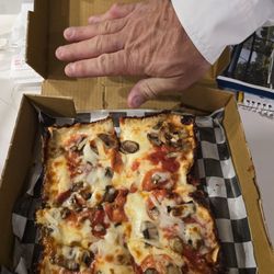 3 City Pizzeria - "Medium" pizza with extra cheese and extra mushrooms