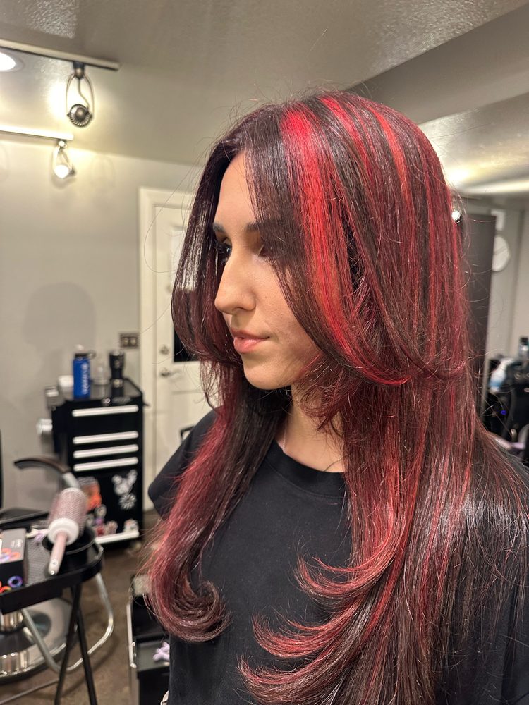 Mahak Bhatti Hairstylist and Makeup Artist Logo