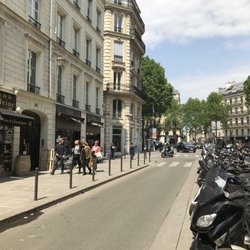 La Cave de la Madeleine - La rue Boissy d'Anglas, très commerçante