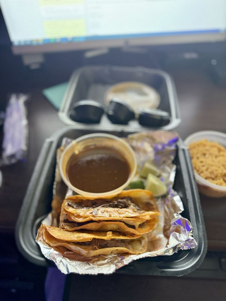 Food from Mama’s Tacos