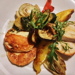 Pizzeria Schönberg - Verdure grigliate con formaggio Brie e pane all'aglio (molto buone - e poche- le due patate con pesto di basilico)