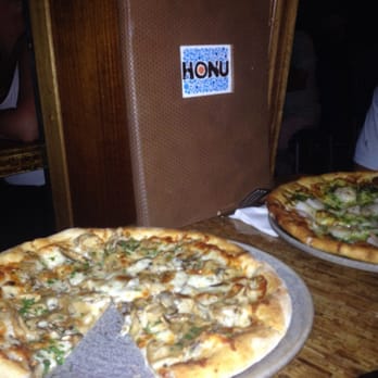Honu Oceanside - PIZZAS Were amazing - Seafood Near Me - Lahaina, Hawaii