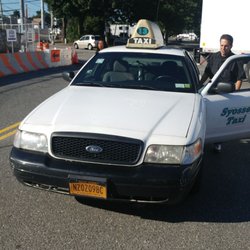 Syosset Taxi - The vehicle and driver as he so leisurely decides to get back to his vehicle, screaming expletives at me with a passenger in the vehicle