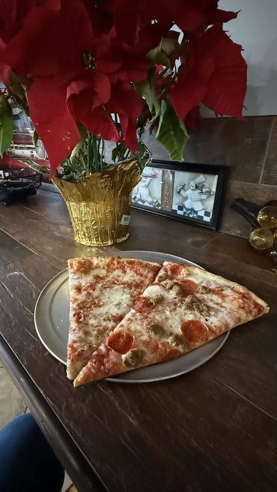 Food from Nina's Pizza