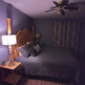 Grey Squirrel Resort & Vacation Rental Homes - Bedroom - Big Bear Lake, CA