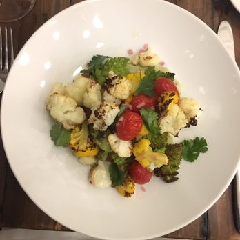 Amaya - Roasted Cauliflower, Avacado Hummus, Roma Tomatos. - International Near Me - Ciudad de México, DIF Amaya - Roasted Cauliflower, Avacado Hummus, Roma Tomatos. - International Near Me - Ciudad de México, DIF