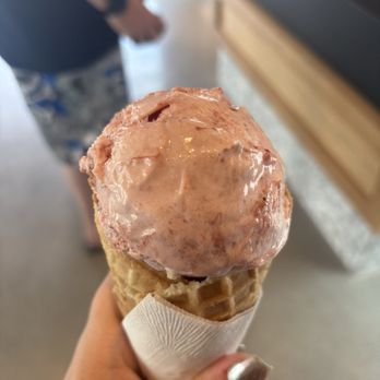 Salt & Straw - Strawberry Honey Balsamic with Black Pepper - Ice Cream & Frozen Yogurt Near Me - Salem, New Hampshire