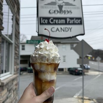 Chantilly Goods - Maple Causeway Sundae - Ice Cream & Frozen Yogurt Near Me - Weissport, Pennsylvania