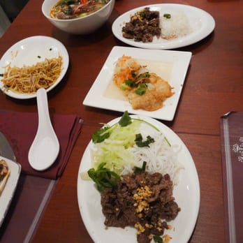 Saigon - Diverse gerechten van de all you can eat kaart, waaronder gewokte biefstuk met rijst - Vietnamese Near Me - Rotterdam, ZH Saigon - Diverse gerechten van de all you can eat kaart, waaronder gewokte biefstuk met rijst - Vietnamese Near Me - Rotterdam, ZH