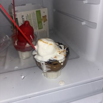 Dairy Queen - Employee complained about me getting extra fudge then gave me this RIDICULOUS - Burgers Near Me - Tucson, Arizona
