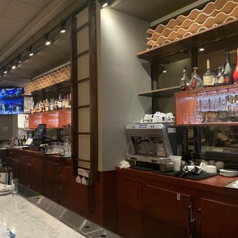 Cutters Crabhouse - Bar Area - Seafood Near Me - Seattle, Washington