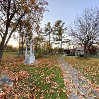 Terra Cotta Inn - a path leading to the inn - Pubs Near Me - Caledon, Ontario Terra Cotta Inn - a path leading to the inn - Pubs Near Me - Caledon, Ontario