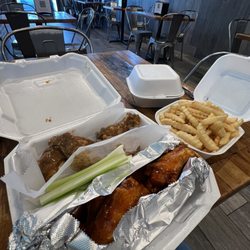 Lucky wing House - Wings and Fries