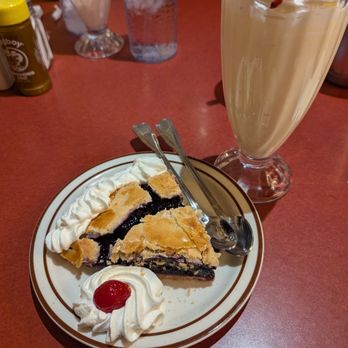 Bob’s Big Boy - Blueberry pie and banana milkshake - American Near Me - Burbank, California