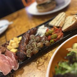 OHSO Brewery - Paradise Valley - Meat and cheese GF Brewer's Board