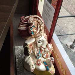 Restaurant Vijaya - Ganesha watches all.