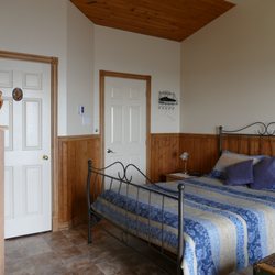 Gîte Monts & Mer - Chambre Cascapédia avec vue directe sur le Saint-Laurent et salle de bain privée.