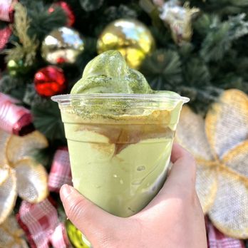 Junbi - Waikiki - Matcha & Vanilla Swirl Expresso Affogato with light sprinkle of matcha powder - Coffee & Tea Near Me - Honolulu, Hawaii