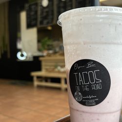 TACOS ON THE ROAD - Strawberry and banana smoothie