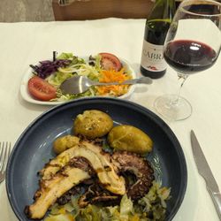 Restaurante Lagostim - Side salad and grilled octopus