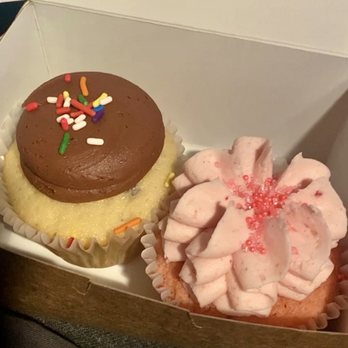 Cupprimo - Birthday cake and strawberry cupcakes - Coffee & Tea Near Me - Austin, Texas