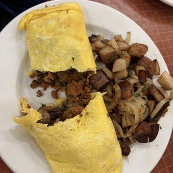 Sweet Maple Cafe - Omelette with chorizo, mushrooms and home fries - American Near Me - Chicago, Illinois