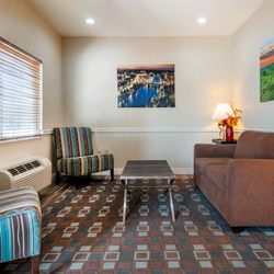 Best Western Governors Inn & Suites - Lobby
