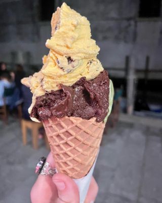 Photo of Bacaro del Gelato - Venezia, VE, IT. Momoeto + dark chocolate with a pistachio butter ripple. Will think longingly of it from my non existent gelato hometown!