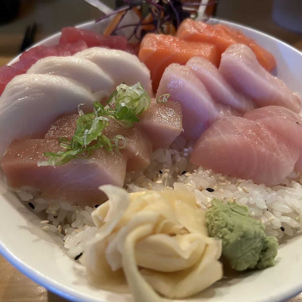 Sushi Okalani - chirashi bowl; I found that if you eat the fish from right to left, the fish flavors go from mild to strong. Or was that just random? - Sushi Bars Near Me - Hood River, Oregon