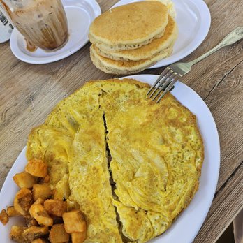 Eggs 'n Things Ko Olina - Spam & Green Onion Omelet, Buttermilk Pancakes - American Near Me - Kapolei, Hawaii Eggs 'n Things Ko Olina - Spam & Green Onion Omelet, Buttermilk Pancakes - American Near Me - Kapolei, Hawaii