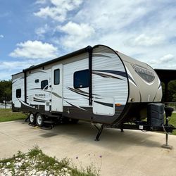 Lake Whitney On Wheels - Spacious, fully equipped RVs set up and ready for your next Lake Whitney adventure--perfect for families, reunions, and group getaways.