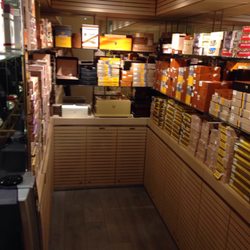 乾隆1492館 - Amazing selection of Cuban cigars and whiskies.