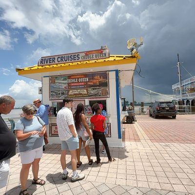 Paddlewheeler Creole Queen by null