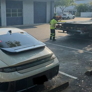 Emerald Towing - Tearon dropping off the car. - Towing Near Me - Pompano Beach, Florida