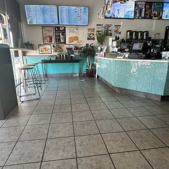 T4 Elk Grove - Bar seating and register - Bubble Tea Near Me - Elk Grove, California