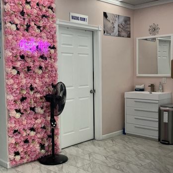 Bossy Nail Salon - Pink flower wall decor. - Nail Salons Near Me - San Leandro, California Bossy Nail Salon - Pink flower wall decor. - Nail Salons Near Me - San Leandro, California