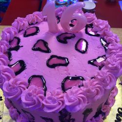 Neat and Sweet Cakes - Strawberry cake with cream cheese icing