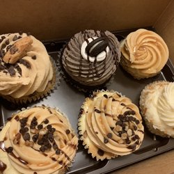 Gigi's Cupcakes of Pigeon Forge - Chocolate Chip Cookie Dough, turtle cheesecake, coconut, caramel and cookies and cream. All delicious!!