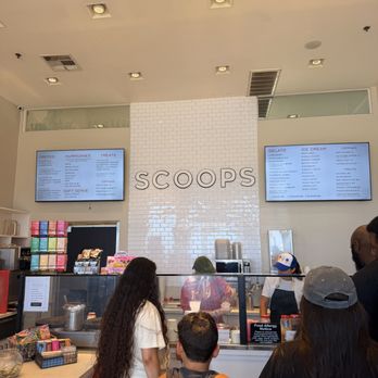 Scoops Homemade Ice Cream - Busy & no seating inside - Gelato Near Me - Avalon, California