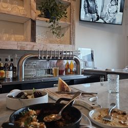 Barsha - Delicious food and traditional Arab television