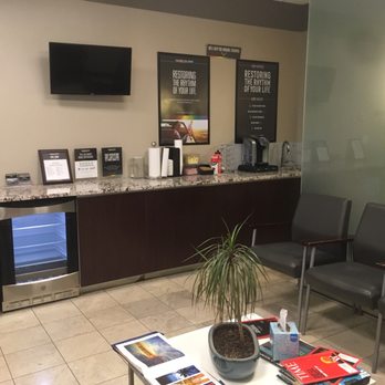Caliber Collision - Clean, spacious waiting area. - Body Shops Near Me - Forest Park, Illinois