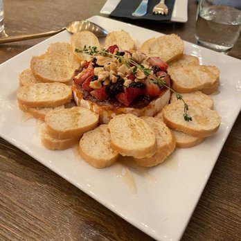 Islamorada Wine - Tostes brie - Wine Bars Near Me - Islamorada, Florida